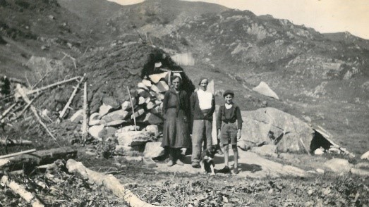 Famille Ané Prince devant la cabane d’estive sur le plateau de Guzet d’Aulus