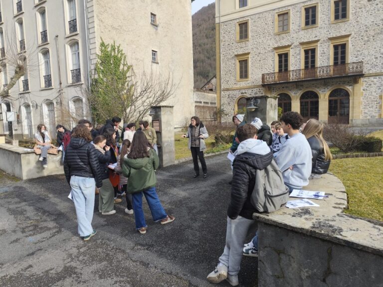 Devant un hôtel, lieu d'assignation