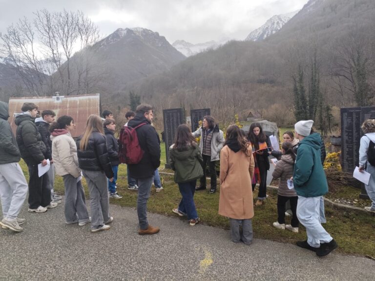 Commentaires devant les stèles